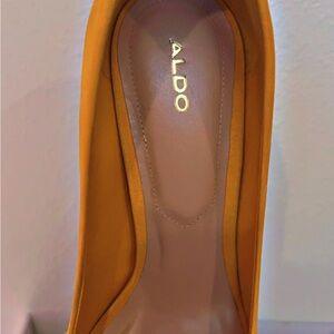 Stileto heels color yellow mustard